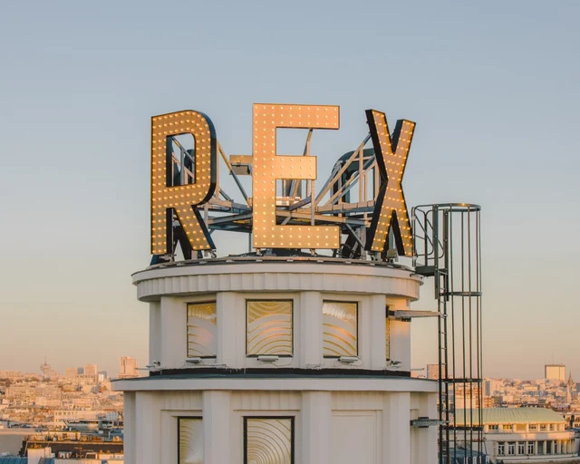 Enseigne du Grand Rex, contexte du lieu